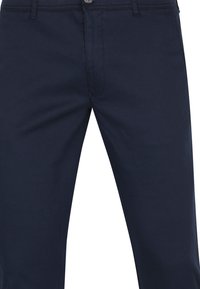 Marineblaue Hosen aus glattem Stoff mit einem Reißverschluss- und Knopfverschluss, vorderen Taschen und dezenten Stickdetails.