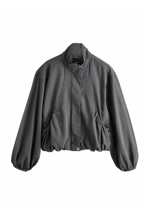 Dunkelgraue Jacke mit langen Ärmeln, hohem Kragen, vorderem Reißverschluss mit Klappe, elastischen Bündchen und gerafftem Taillendetail.