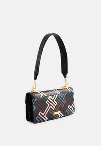 Rektangulär handväska med ett flerfärgat geometriskt mönster. Tillverkad av läder, med ett svart rem och detaljer i guld.