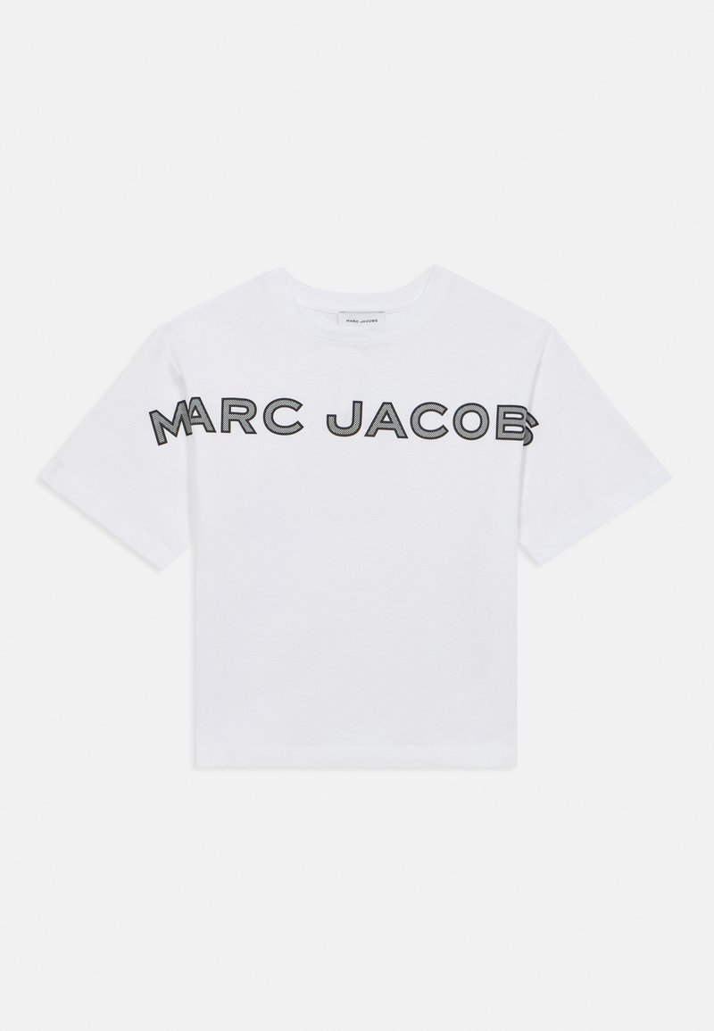 Λευκό βαμβακερό T-shirt με κοντά μανίκια που φέρει το κείμενο "MARC JACOBS" σε μαύρα, έντονα γράμματα μπροστά. Απλό σχέδιο με στρογγυλή λαιμόκοψη.