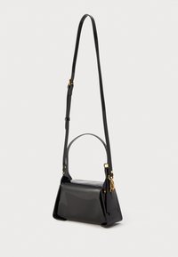 Borsa a mano in vernice nera con forma geometrica, manico superiore e tracolla regolabile. Presenta dettagli in hardware dorato.