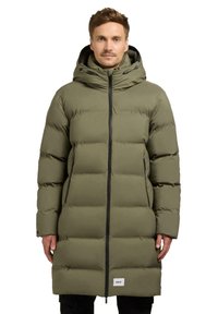 Lang olivengrøn pufferfrakke med hætte, der har lynlås foran, vandret quiltede sektioner og sidelommer, lavet af et glat materiale.