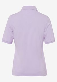Vue arrière d'un polo à manches courtes de couleur violet clair uni, avec col, sans logos ni motifs visibles.