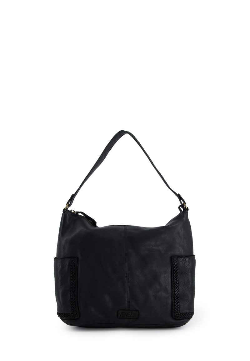 Černá kožená taška přes rameno s kulatým tvarem, splétané detaily na kapsách a jedním nastavitelným popruhem. Na přední straně se nachází logo.