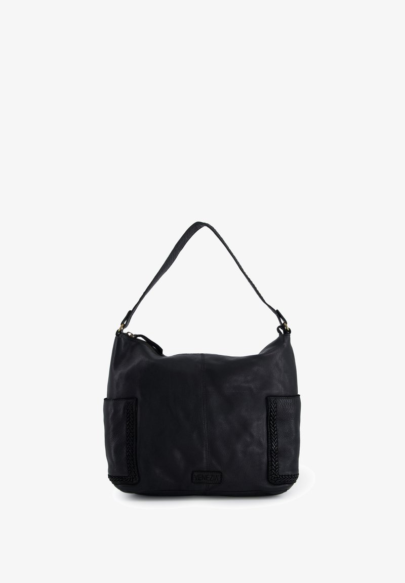 Černá kožená taška přes rameno s kulatým tvarem, splétané detaily na kapsách a jedním nastavitelným popruhem. Na přední straně se nachází logo.