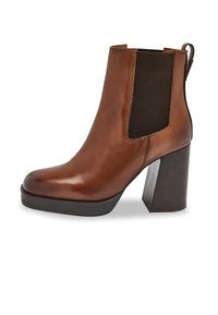 Botín de cuero marrón hasta el tobillo con paneles laterales elásticos, tacón cuadrado y textura suave. Presenta una punta redonda y detalles de costura simples.
