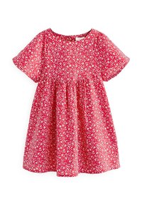 Rotes kurzärmliges Kleid für Kleinkinder mit einem weißen, verstreuten Blumenmuster und gerafftem Bund, auf einem weißen Hintergrund präsentiert.
