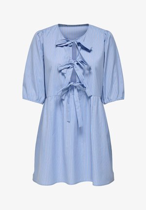 Vestido azul claro con rayas verticales en blanco y rosa, fruncido en la cintura. Presenta tres lazos en el frontal y mangas cortas abullonadas.