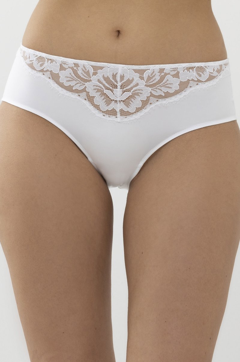 Slip da bagno bianco con una fascia in pizzo floreale, tessuto liscio, design a vita media e una leggera texture lungo i bordi.