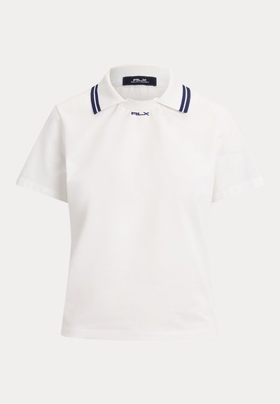 Λευκό πόλο μπλουζάκι με κοντά μανίκια, με κλασικό γιακά διακοσμημένο με ναυτικά ρίγες και κεντημένο λογότυπο "RLX" στο στήθος.