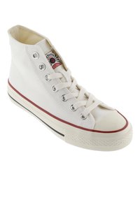 Baskets montantes en toile blanche avec œillets en métal, embout en caoutchouc beige et rayure rouge sur la semelle. Elles présentent des lacets plats et une étiquette de logo.