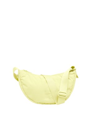 Bolso bandolera en forma de media luna de color amarillo claro con correa ajustable y cierre de cremallera sobre un fondo blanco.