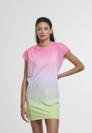Baumwollkleid mit einem Farbverlauf, der von Pink über Lavendel zu Grün wechselt. Verfügt über kurze Ärmel und ein Grafikmotiv von einer Palme.