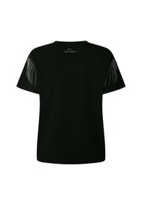 Camiseta negra de manga corta con detalles de flecos plateados en las mangas y texto pequeño blanco "W11 PEPE JEANS" cerca del escote en la parte trasera.