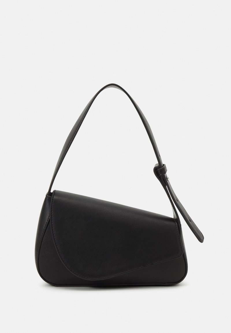 Sac à bandoulière en cuir noir avec fermeture à rabat courbe et sangle ajustable, présenté sur un fond blanc.