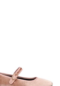 Zapato Mary Jane de terciopelo rosa con punta redonda, correa estilo Mary Jane y detalle de hebilla. Textura suave y suela plana.