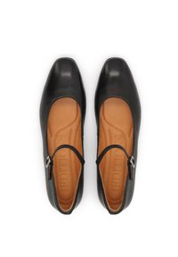 Bailarinas de cuero negro con punta cuadrada, tira al estilo Mary Jane y hebilla plateada. El interior cuenta con una plantilla suave de color marrón claro.