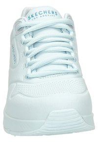 Sandały Skechers w jasnoniebieskiej skórze z teksturowanymi akcentami, wyposażone w wyściółkę na języku, płaskie sznurówki oraz grubą, amortyzującą podeszwę.