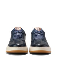 Marina läder sneakers med perforerat mönster, platta snörningar, krämfärgad mellansula och gummisulor. Logotypdetalj på tungan.