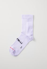 Lys lilla bomullssokk med ribbet tekstur, svart "relli"-logo og rød aksent på mansjetten. Ankellengde design.