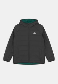 Veste matelassée noire Adidas avec capuche, fermeture éclair avant, poches latérales et doublure verte, présentée à plat sur un fond blanc.