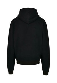 Sudadera con capucha negra de textura suave, puños y dobladillo acanalados. Presenta una costura central en la parte posterior y sin detalles gráficos visibles.