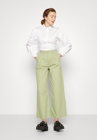 ALIGNE CONNIE WIDE - Calças de ganga à boca de sino - cucumber