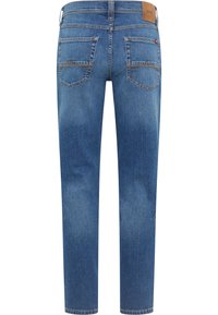 Vidēji zili džinsi ar taisnu kāju griezumu, kas satur divas aizmugures kabatas, redzamo šuvju un ādas zīmola uzšuvi viduklī.