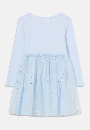 Robe bleu clair à manches longues avec haut côtelé et superposition de jupe transparente décorée de motifs d'étoiles et de points argentés.