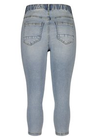 Jean capri en denim bleu clair avec une taille élastique, deux poches arrière et une coupe fuselée aux chevilles. Texture lisse sur l'ensemble.