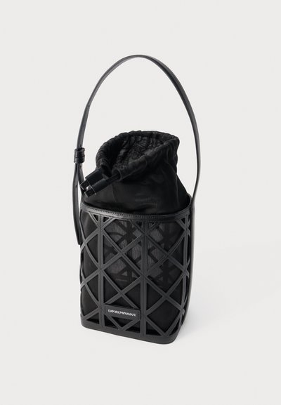 Μαύρη τσάντα τύπου κάδος με γεωμετρική δερμάτινη επικάλυψη, ύφασμα με κορδόνι στο πάνω μέρος, μονή λαβή λουρί και το λογότυπο Emporio Armani στο μπροστινό μέρος.