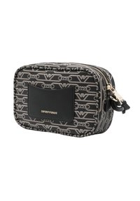 Borsa cosmetica rettangolare nera con motivo a logo ripetuto, accessori in oro e un accento in pelle liscia con il nome del marchio.