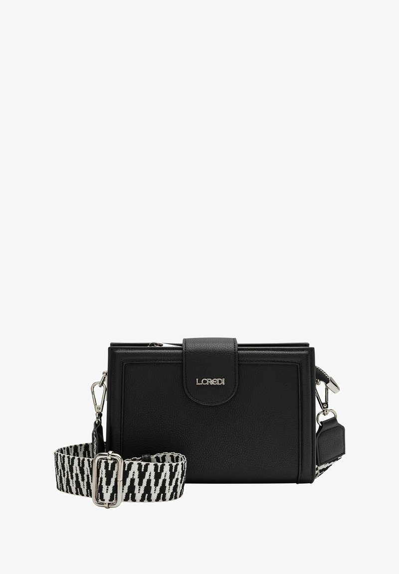 Borsa a tracolla nera in pelle con un design strutturato, dotata di una chiusura magnetica, accessori in argento e una tracolla rimovibile con motivo.