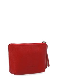 Rote Leder-Reißverschluss-Tasche mit geprägter Textur, rechteckiger Form und seitlichem Quastendetail. Verfügt über dezentes Branding auf der Vorderseite.