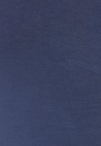 Υφασμα σε σκούρο μπλε χρώμα με ομαλή και ομοιόμορφη υφή. Διαθέτει διακριτική ελαστικότητα και ομοιόμορφο φινίρισμα, κατάλληλο για καθημερινή ή αθλητική ένδυση.