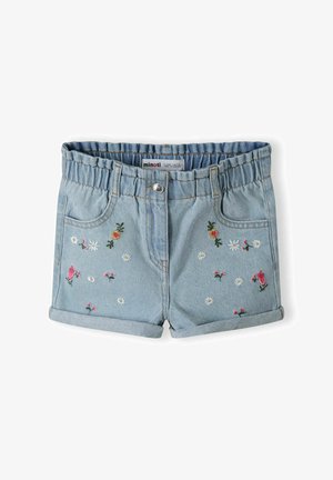 Shorts en denim bleu clair ornés de broderies florales en rose et blanc, avec un ourlet roulé et une taille élastique pour le confort.