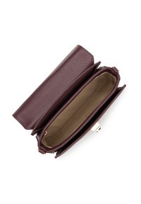 Borsa a tracolla in pelle marrone scuro con il risvolto aperto, che mostra l'interno beige e la chiusura dorata, isolata su sfondo bianco.