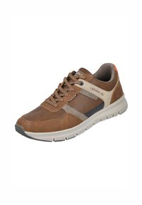 Zapatilla de cuero marrón con superficie texturizada, acentos beige y azul marino, puntera redonda y suela de goma gris claro. Presenta un logo circular en el lateral.