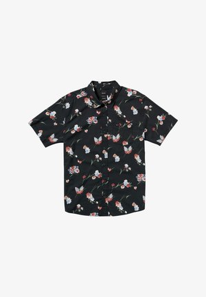 Camisa negra de manga corta con botones y cuello, con estampado floral y de mariposas en tonos rojos, blancos y azules.