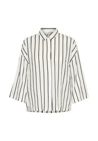 Weißes Button-up-Blusenoberteil mit schwarzen vertikalen Streifen. Verfügt über einen Kragen, kurze Ärmel und eine lockere Passform. Glatte Stofftextur.