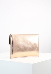 Metallinen ruusukultainen clutch, jossa on sileä nahkatuntu, suorakulmainen muoto ja ilman näkyvää metalliosaa tai kuvioita.