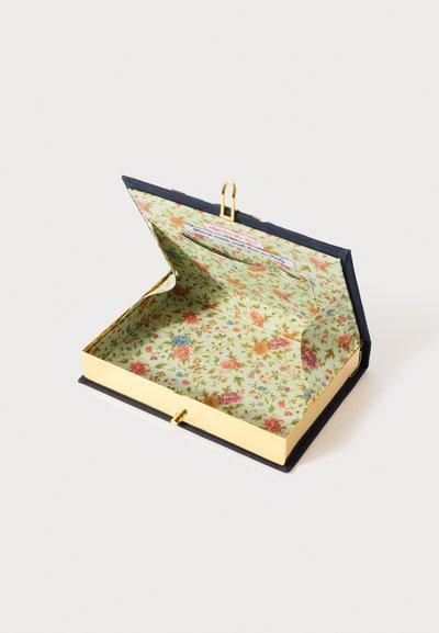 Clutch portemonnee met een marineblauwe buitenkant en gouden hardware. Het interieur heeft een voering met bloemmotieven in groene en roze tinten. Klapsluiting.
