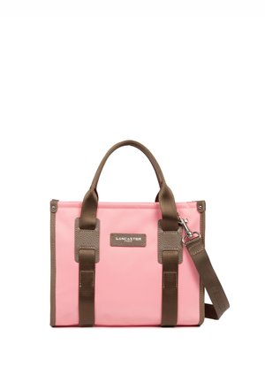 Borsa sintetica rosa con dettagli marroni, doppi manici, una tracolla staccabile e un'etichetta decorativa. Presenta una forma rettangolare.