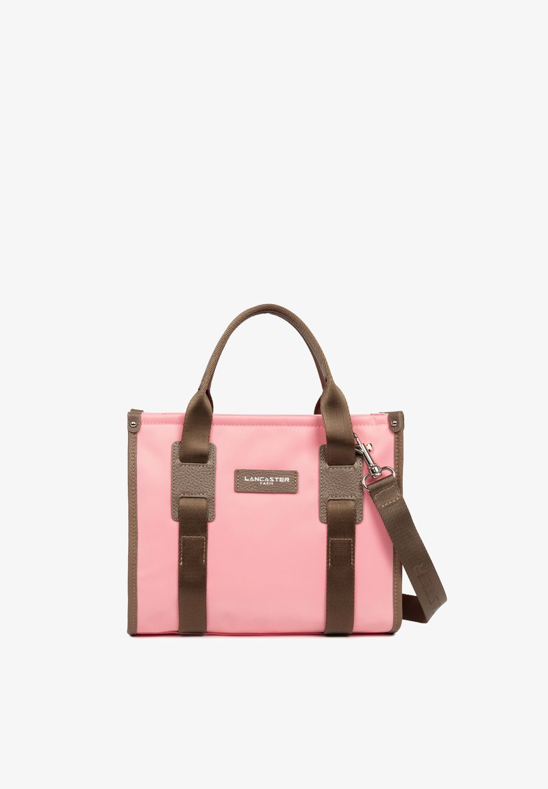 Borsa sintetica rosa con dettagli marroni, doppi manici, una tracolla staccabile e un'etichetta decorativa. Presenta una forma rettangolare.