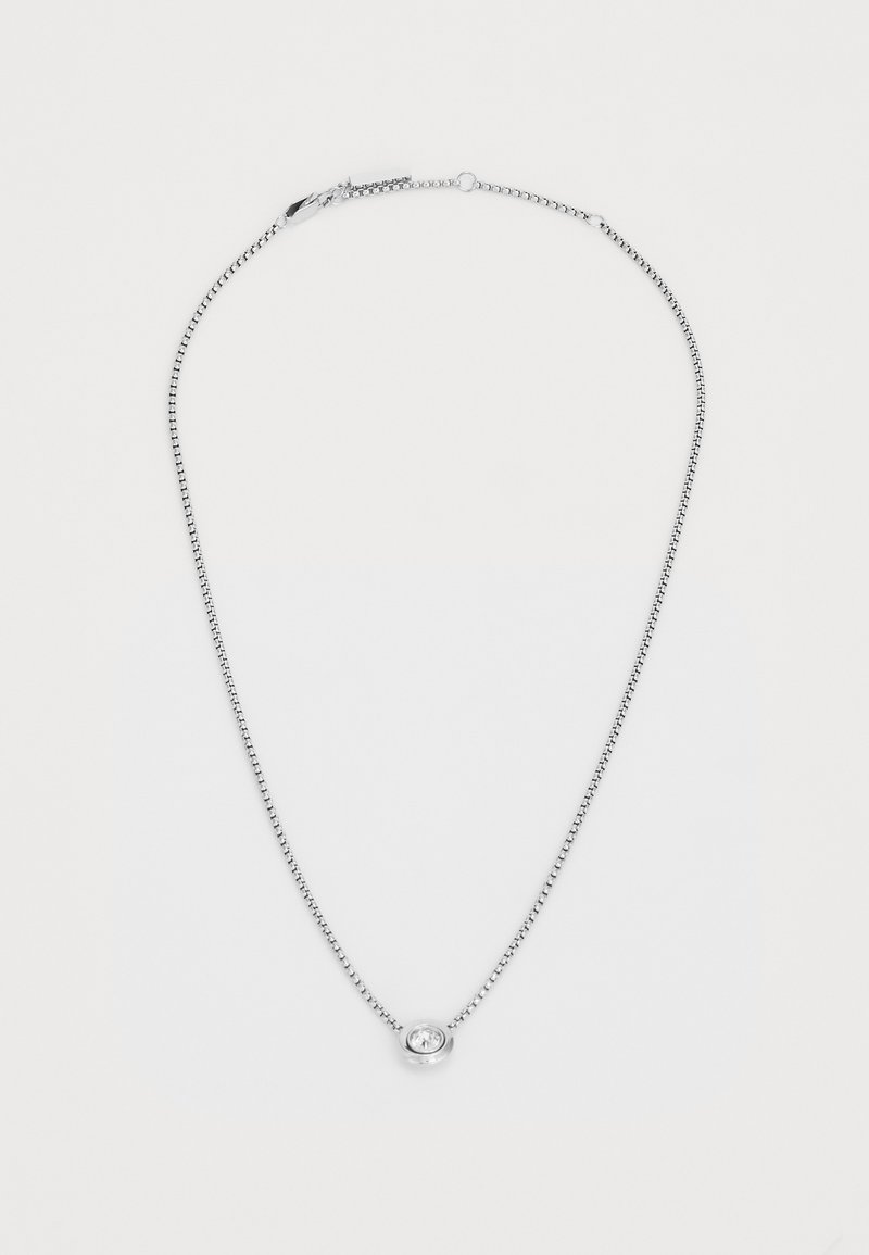 Collana in argento con un pendente rotondo che presenta una pietra trasparente al centro, superficie liscia e una sottile lucentezza.