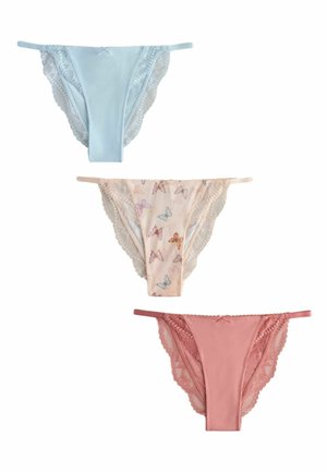 Trzy damskie figi bikini z koronkową lamówką w kolorze niebieskim, beżowym z motywem motyli i pudrowo-różowym, ułożone pionowo na białym tle.