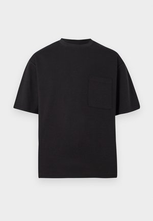 Schwarzes T-Shirt mit kurzenÄrmeln aus Baumwolle. Verfügt über einen Rundhalsausschnitt und eine einzelne Brusttasche. Einfaches, klares Design ohne Muster.