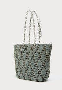 Borsa tote in denim con motivo trapuntato a diamante, manici a catena metallizzata e dettagli in metallo color argento. Colore azzurro chiaro.