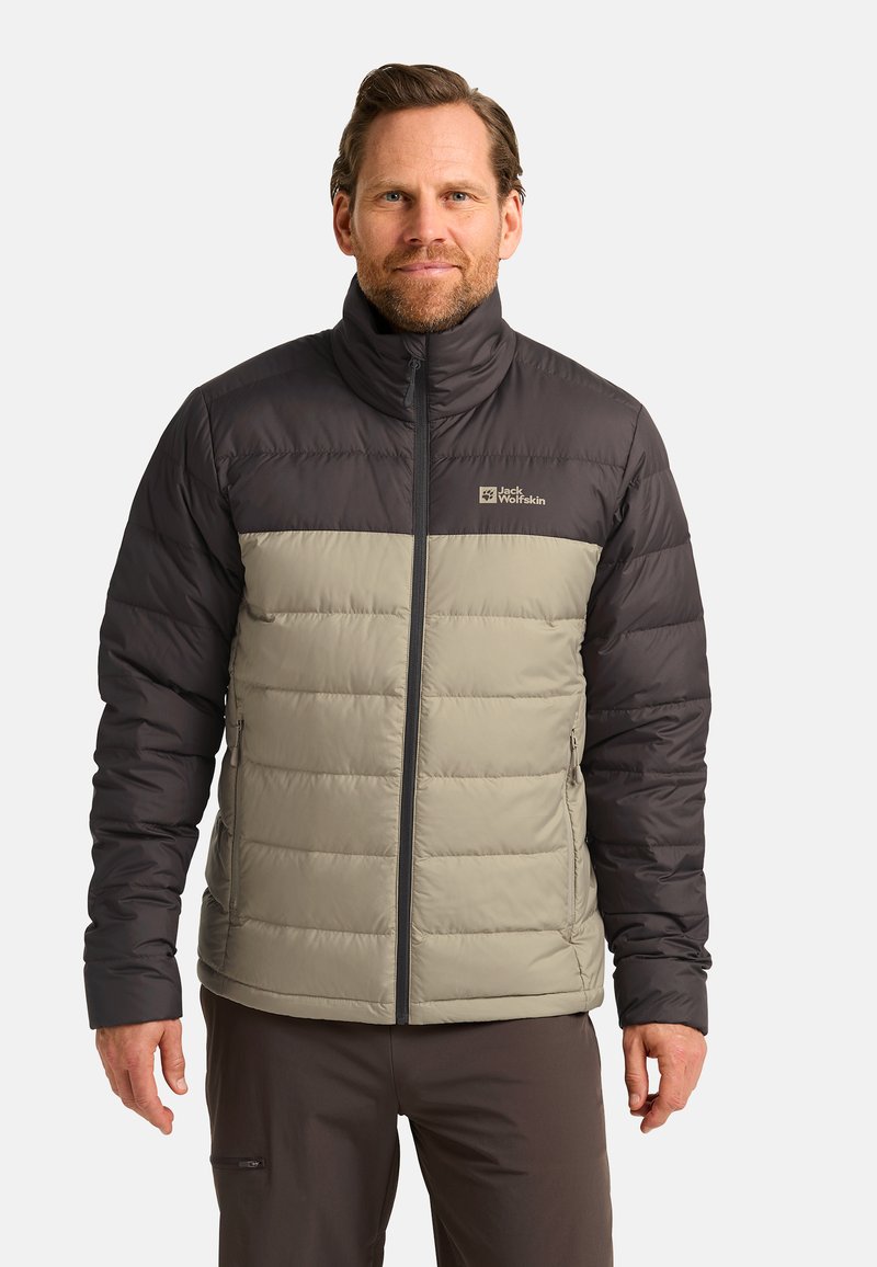Veste rembourrée avec un col haut, présentant un design bicolore en gris foncé et beige, fabriquée en matière lisse et légère. Fermeture éclair à l'avant.