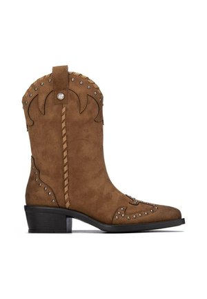 Bota western marrón de ante hasta la mitad de la pantorrilla con tachuelas decorativas, patrones cosidos, una lengüeta para tirar y un tacón bajo apilado negro.